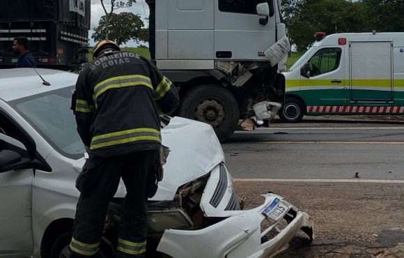 Engavetamento com vários veículos interdita trecho da BR-153 próximo a Porangatu